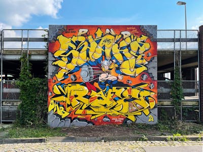 Yellow and Colorful Stylewriting by SHAKE and Rafe81. This Graffiti is located in Leer, Germany and was created in 2021. This Graffiti can be described as Stylewriting, Characters, Streetart and Murals.