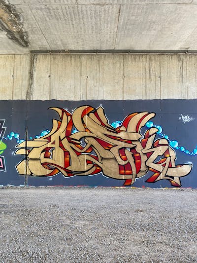 Gold and Red Stylewriting by Amek uno. This Graffiti is located in Alicante, Spain and was created in 2022. This Graffiti can be described as Stylewriting and Abandoned.
