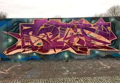 Violet and Orange Stylewriting by split. This Graffiti is located in Berlin, Germany and was created in 2022. This Graffiti can be described as Stylewriting and Wall of Fame.