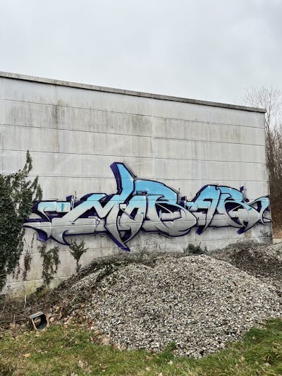 Grey and Light Blue Stylewriting by mobar. This Graffiti is located in München, Germany and was created in 2024. This Graffiti can be described as Stylewriting and Abandoned.