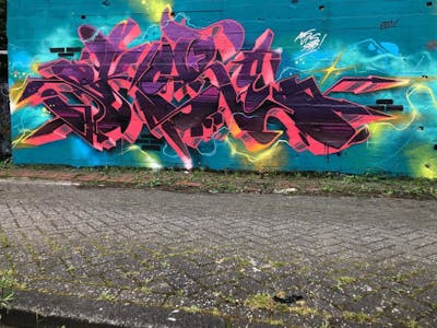 Coralle and Colorful Stylewriting by Skore79. This Graffiti is located in Wilhelmshaven, Germany and was created in 2021. This Graffiti can be described as Stylewriting and Wall of Fame.