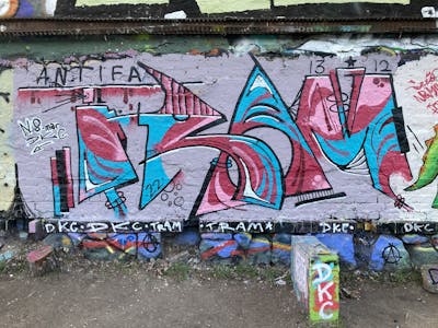 Colorful Stylewriting by Dachkatzencrew and Tram. This Graffiti is located in Leipzig, Germany and was created in 2022. This Graffiti can be described as Stylewriting and Wall of Fame.