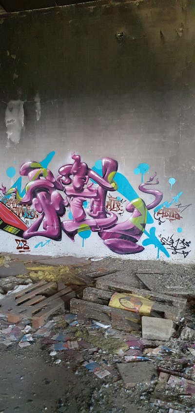 Coralle Stylewriting by fil, graffdinamics, urbansoldierz and Mtr clan. This Graffiti is located in Lleida, Spain and was created in 2023. This Graffiti can be described as Stylewriting, 3D and Abandoned.