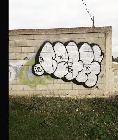 Chrome and Black Throw Up by CEAR.ONE. This Graffiti is located in Bari, Italy and was created in 2023.