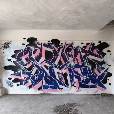 Coralle and Blue Stylewriting by Spant. This Graffiti is located in Levadia, Greece and was created in 2022. This Graffiti can be described as Stylewriting and Abandoned.