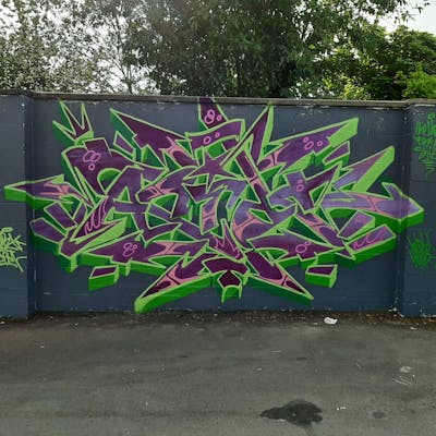 Violet and Light Green Stylewriting by Acide4000 and cbx. This Graffiti is located in Liège, Belgium and was created in 2022. This Graffiti can be described as Stylewriting and Wall of Fame.