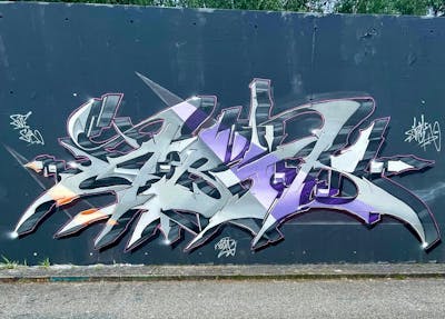 Grey and Violet Stylewriting by Abik. This Graffiti is located in Hamburg, Germany and was created in 2023.