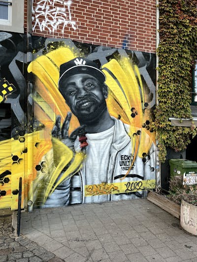 Yellow and Grey and Black Characters by spliff one. This Graffiti is located in Hamburg, Germany and was created in 2022.