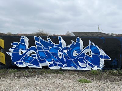 Blue and White Stylewriting by TRD, Herz and smais. This Graffiti is located in Dortmund, Germany and was created in 2023. This Graffiti can be described as Stylewriting and Wall of Fame.