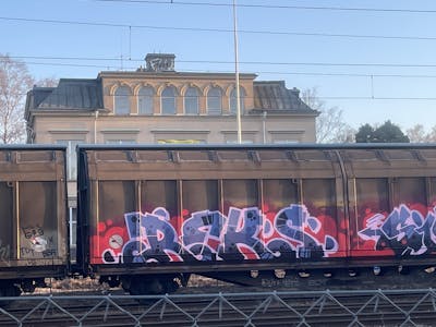 Coralle and Violet and Red Stylewriting by REKS. This Graffiti is located in Italy and was created in 2023. This Graffiti can be described as Stylewriting, Trains, Freights and Atmosphere.