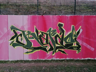 Green and Coralle Stylewriting by Kardo. This Graffiti is located in Köln, Germany and was created in 2024. This Graffiti can be described as Stylewriting and Wall of Fame.