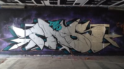 Chrome and Cyan Stylewriting by tabstuffs. This Graffiti is located in Warsaw, Poland and was created in 2022.