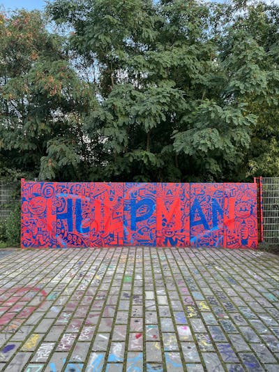Red and Blue Characters by EineArt, Hülpman, OST, NBA and PÜTK. This Graffiti is located in Berlin, Germany and was created in 2023. This Graffiti can be described as Characters and Wall of Fame.