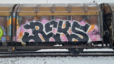 Black and Coralle Freights by REKS. This Graffiti is located in Sweden and was created in 2024. This Graffiti can be described as Freights, Stylewriting and Trains.