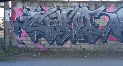 Grey and Black Stylewriting by Gizmo. This Graffiti is located in Katerini, Greece and was created in 2023.