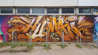 Brown and Beige Stylewriting by Hu-Man. This Graffiti is located in Hamburg, Germany and was created in 2023.
