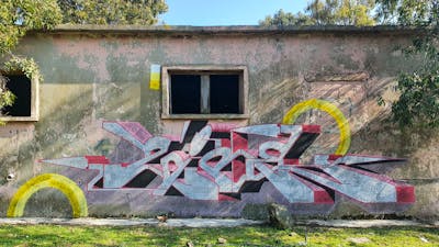 Coralle and White and Black Stylewriting by Zire. This Graffiti is located in Israel and was created in 2023. This Graffiti can be described as Stylewriting and Abandoned.