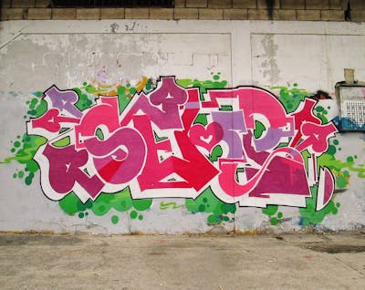 Red and White and Light Green Stylewriting by Semp. This Graffiti is located in Venezuela and was created in 2023. This Graffiti can be described as Stylewriting and Abandoned.