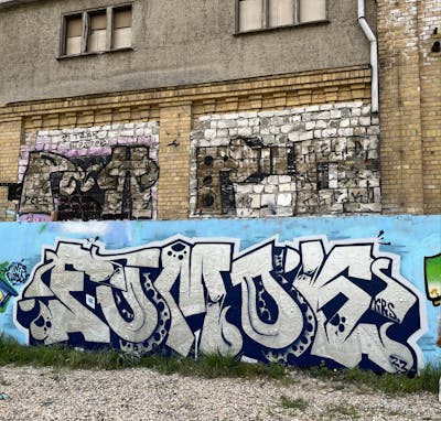 Blue and Chrome Stylewriting by Fumok. This Graffiti is located in Grimma, Germany and was created in 2022. This Graffiti can be described as Stylewriting and Wall of Fame.