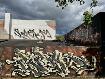 Beige and Grey Stylewriting by Sbecky and Sbek. This Graffiti is located in Oldenburg, Germany and was created in 2021.