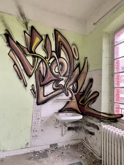 Brown Stylewriting by Ketru. This Graffiti is located in France and was created in 2023. This Graffiti can be described as Stylewriting and Abandoned.