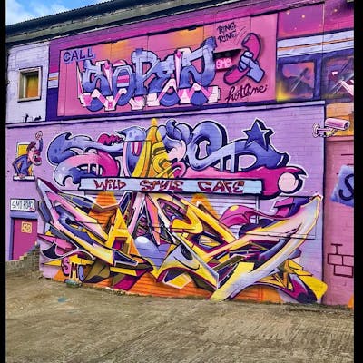 Yellow and Violet and Coralle Stylewriting by CDSK, Chips, Sorez and TUIS. This Graffiti is located in London, United Kingdom and was created in 2022. This Graffiti can be described as Stylewriting, Characters, Streetart, Murals and Wall of Fame.