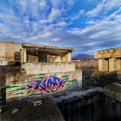 Colorful Stylewriting by KNOR. This Graffiti is located in Baia Mare, Romania and was created in 2024. This Graffiti can be described as Stylewriting, Abandoned and Atmosphere.