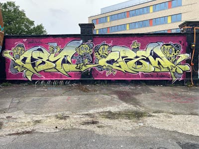Yellow and Coralle Stylewriting by Hülpman, OST, PÜTK and mobar. This Graffiti is located in München, Germany and was created in 2022. This Graffiti can be described as Stylewriting and Characters.