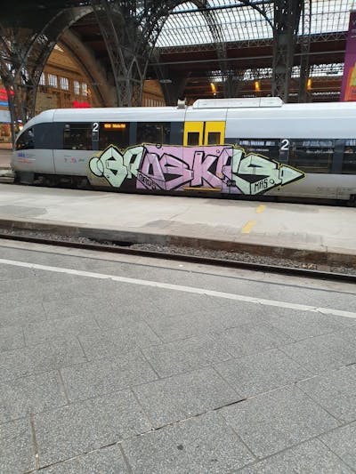 Light Green and Coralle Stylewriting by rizok, R120K, bros and KRS. This Graffiti is located in Leipzig, Germany and was created in 2021. This Graffiti can be described as Stylewriting and Trains.