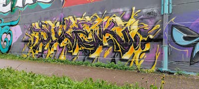 Yellow and Black Stylewriting by Dule and Dulek. This Graffiti is located in Essen, Germany and was created in 2024. This Graffiti can be described as Stylewriting and Wall of Fame.
