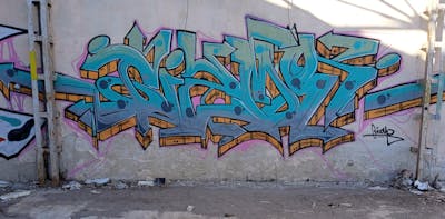 Cyan and Orange Stylewriting by Gizmo. This Graffiti is located in Thessaloniki, Greece and was created in 2023. This Graffiti can be described as Stylewriting and Abandoned.