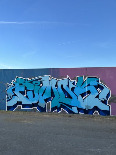 Light Blue and Blue Stylewriting by Fumok. This Graffiti is located in Kleinpösna, Germany and was created in 2022.