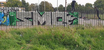 Chrome and Green Wall of Fame by smo__crew. This Graffiti is located in London, United Kingdom and was created in 2022. This Graffiti can be described as Wall of Fame and Stylewriting.