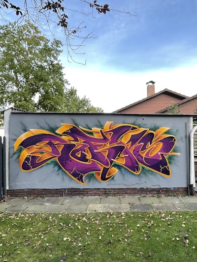 Violet and Orange Stylewriting by MicRoFiks, Rofiks and Fiks. This Graffiti is located in Oldenburg, Germany and was created in 2021.