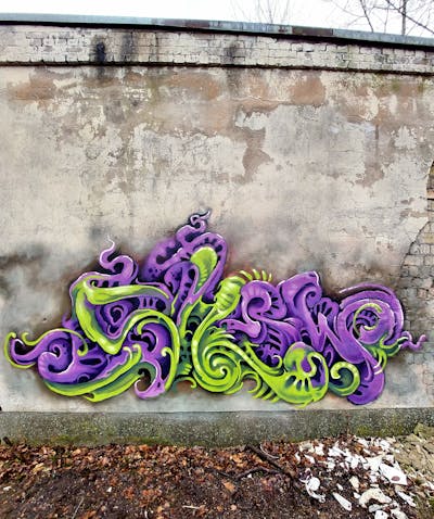 Violet and Light Green Stylewriting by Shew, the Buddys and Büro21. This Graffiti is located in Strausberg, Germany and was created in 2024. This Graffiti can be described as Stylewriting, 3D and Abandoned.