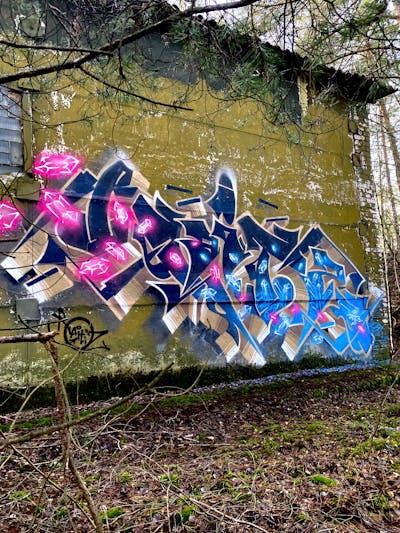 Beige and Blue and Light Blue Stylewriting by Raitz. This Graffiti is located in Germany and was created in 2023. This Graffiti can be described as Stylewriting and Abandoned.