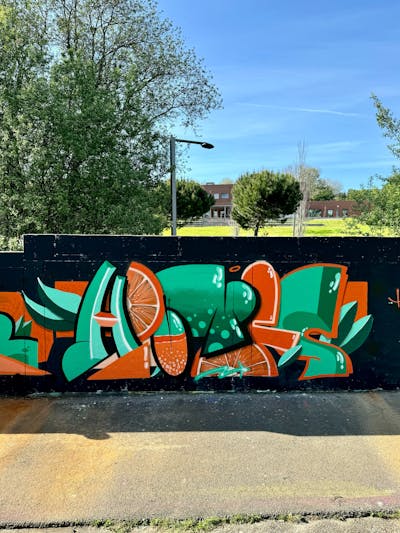 Light Green and Orange Stylewriting by Dr. Hione. This Graffiti is located in Portugal and was created in 2024.