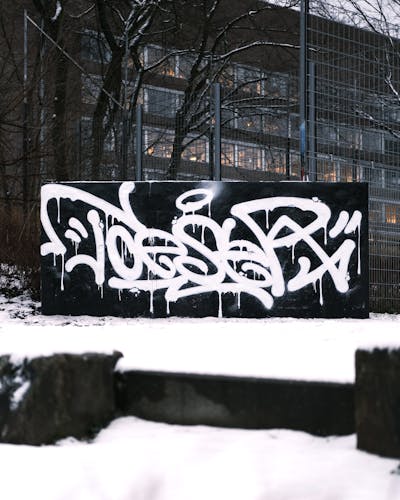 White and Black Stylewriting by TOESER ONE. This Graffiti is located in Hamburg, Germany and was created in 2024. This Graffiti can be described as Stylewriting and Atmosphere.