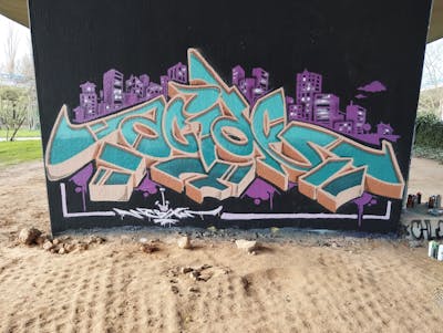 Cyan and Beige and Violet Stylewriting by Acide4000. This Graffiti is located in Bruxelles, Belgium and was created in 2024. This Graffiti can be described as Stylewriting and Wall of Fame.