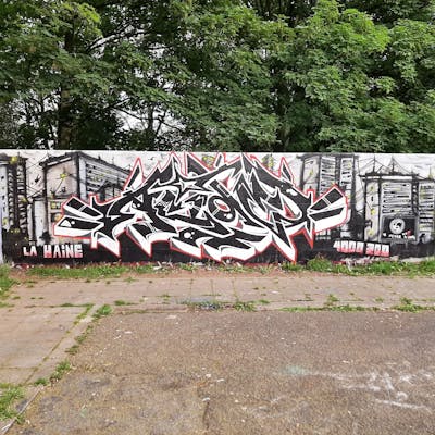 Black and White Stylewriting by Acide4000. This Graffiti is located in Liège, Belgium and was created in 2023. This Graffiti can be described as Stylewriting and Characters.