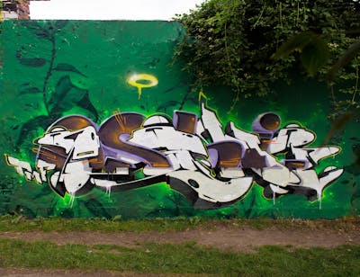 Green and White and Grey Stylewriting by Oshi. This Graffiti is located in Leipzig, Germany and was created in 2020. This Graffiti can be described as Stylewriting and Wall of Fame.