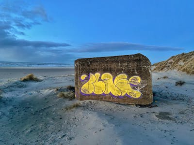 Yellow Handstyles by Plas. This Graffiti is located in Denmark and was created in 2022. This Graffiti can be described as Handstyles and Stylewriting.