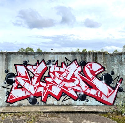 Red and White Stylewriting by Thetan. This Graffiti is located in Italy and was created in 2022. This Graffiti can be described as Stylewriting and Abandoned.