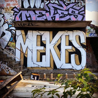 White and Gold Stylewriting by _mekes_. This Graffiti is located in Paris, France and was created in 2021.