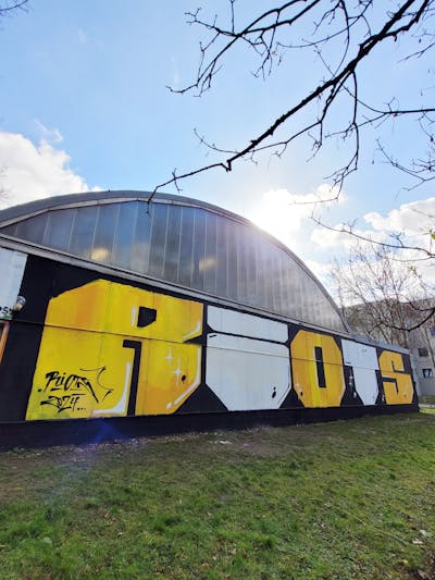 White and Yellow and Black Roll Up by Riots. This Graffiti is located in Leipzig, Germany and was created in 2024.