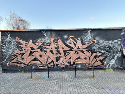 Grey and Orange Stylewriting by Gaps. This Graffiti is located in Leipzig, Germany and was created in 2023. This Graffiti can be described as Stylewriting, Characters and Wall of Fame.