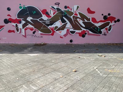 Brown and White Stylewriting by Cade. This Graffiti is located in Vitoria, Spain and was created in 2022. This Graffiti can be described as Stylewriting and Wall of Fame.