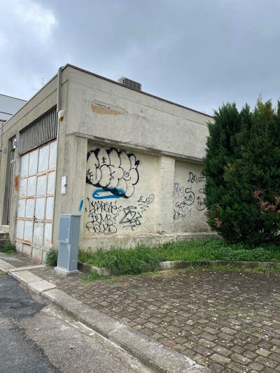 Black Throw Up by CEAR.ONE. This Graffiti is located in Bari, Italy and was created in 2023.
