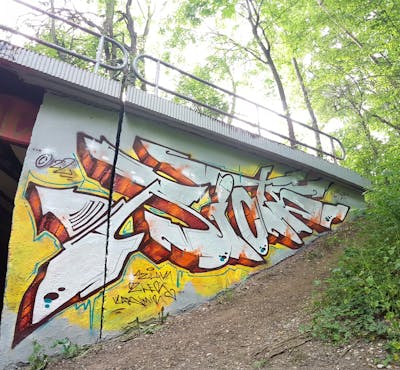 Chrome and Red Stylewriting by Riots. This Graffiti is located in Leipzig, Germany and was created in 2022. This Graffiti can be described as Stylewriting and Wall of Fame.