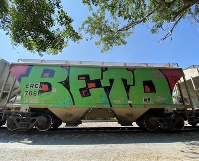 Light Green and Black and Red Stylewriting by BETO. This Graffiti is located in Mexico and was created in 2023. This Graffiti can be described as Stylewriting, Trains, Freights and Wholecars.